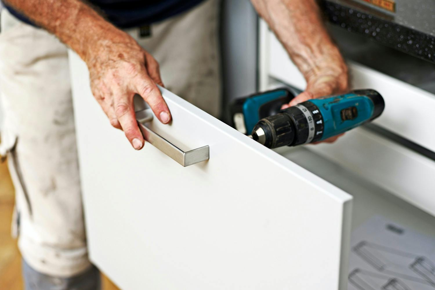 Montering af greb Monter greb på låger og skabe